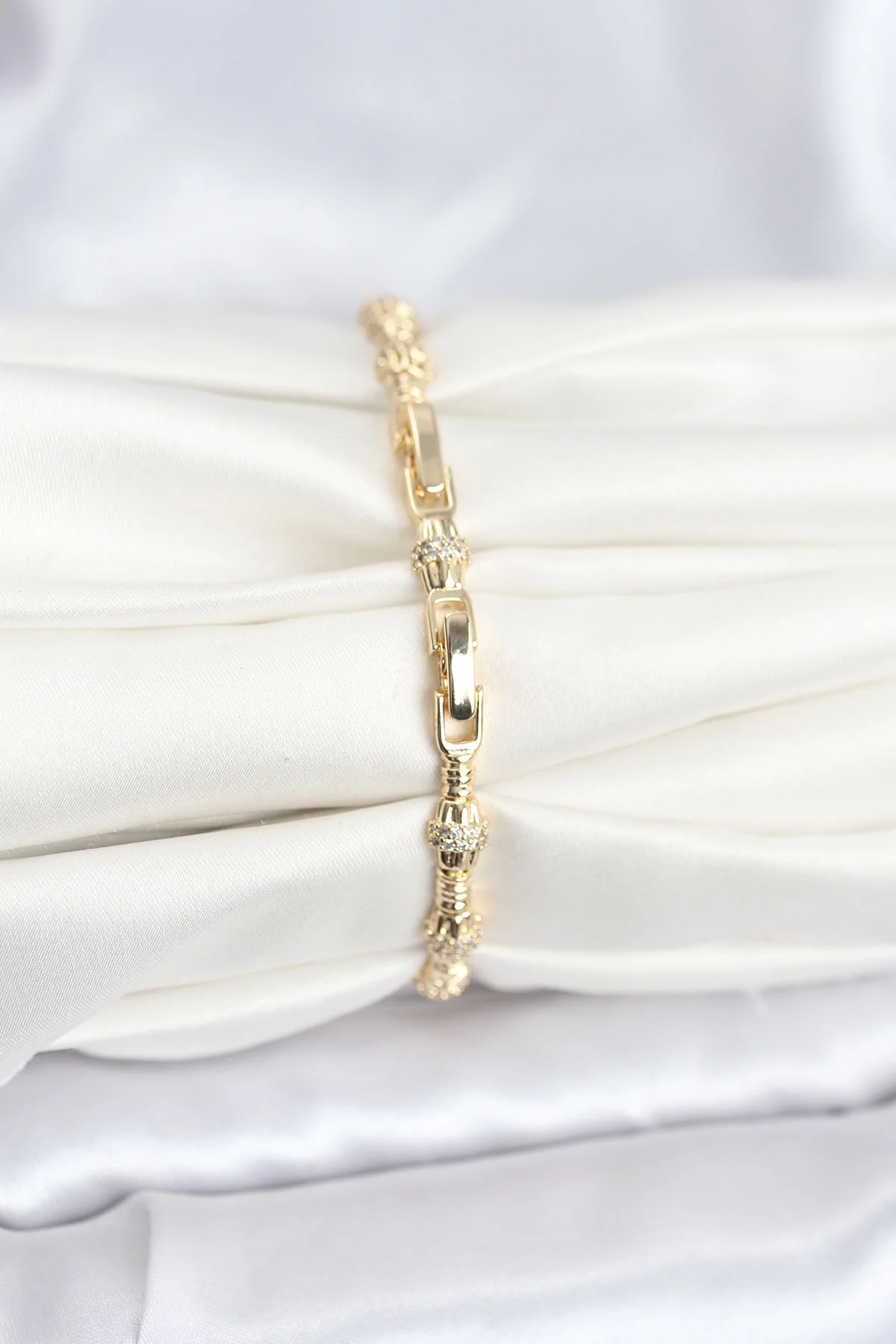 Pirinç Gold Renk VIP Seri Punta Model Zirkon Taşlı Kadın Bileklik