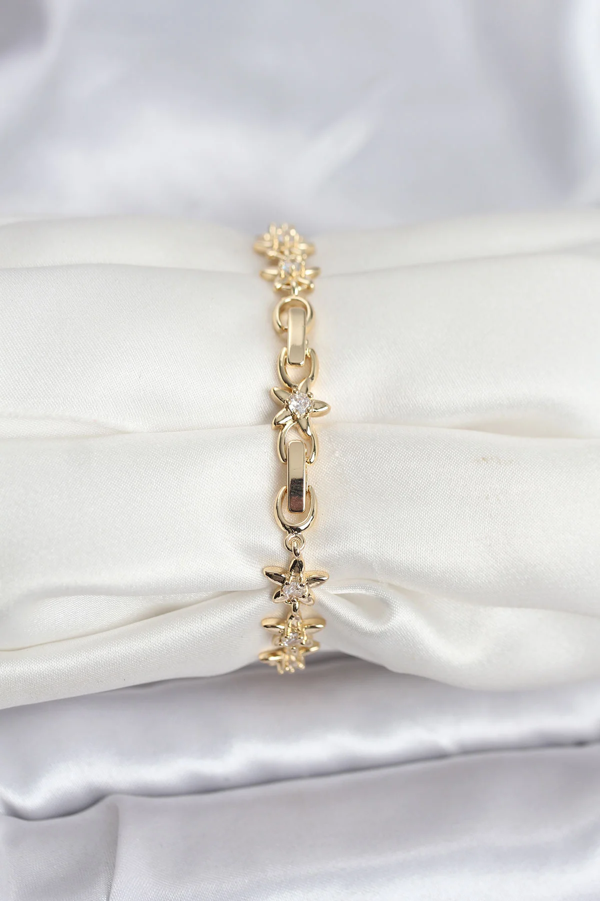 Pirinç Gold Renk VIP Seri Sıralı Taşlı Yıldız Model Zirkon Taşlı Kadın Bileklik