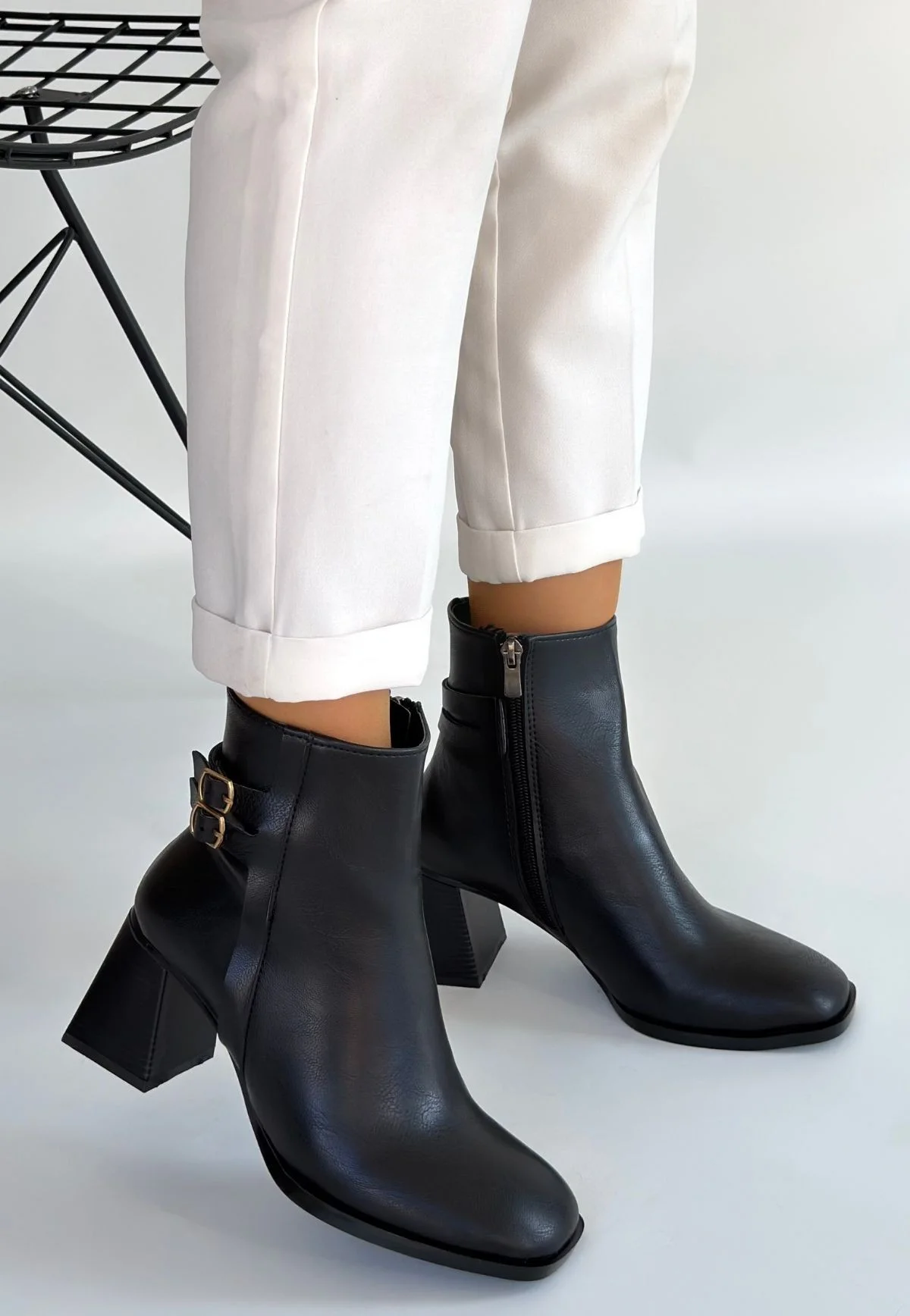 Kanda Siyah Cilt Topuklu Bot