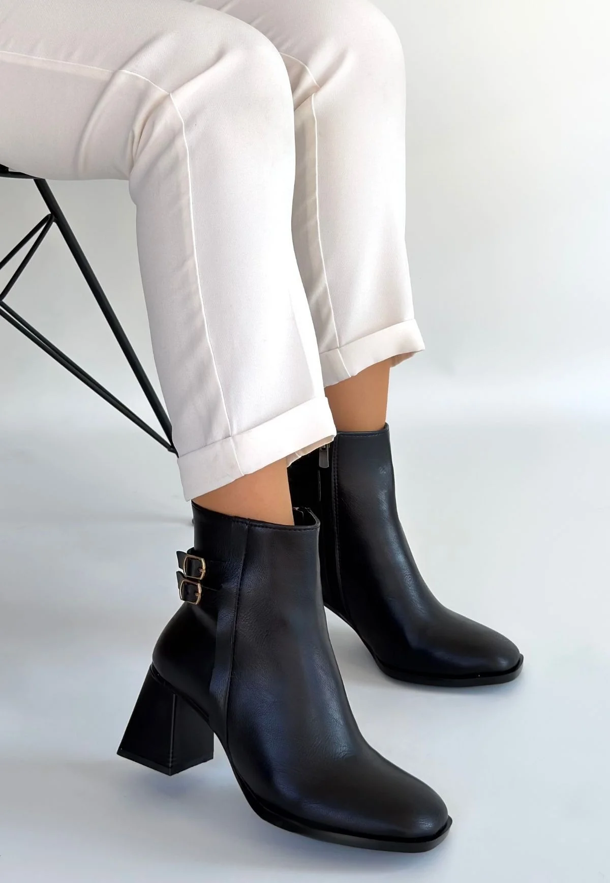 Kanda Siyah Cilt Topuklu Bot