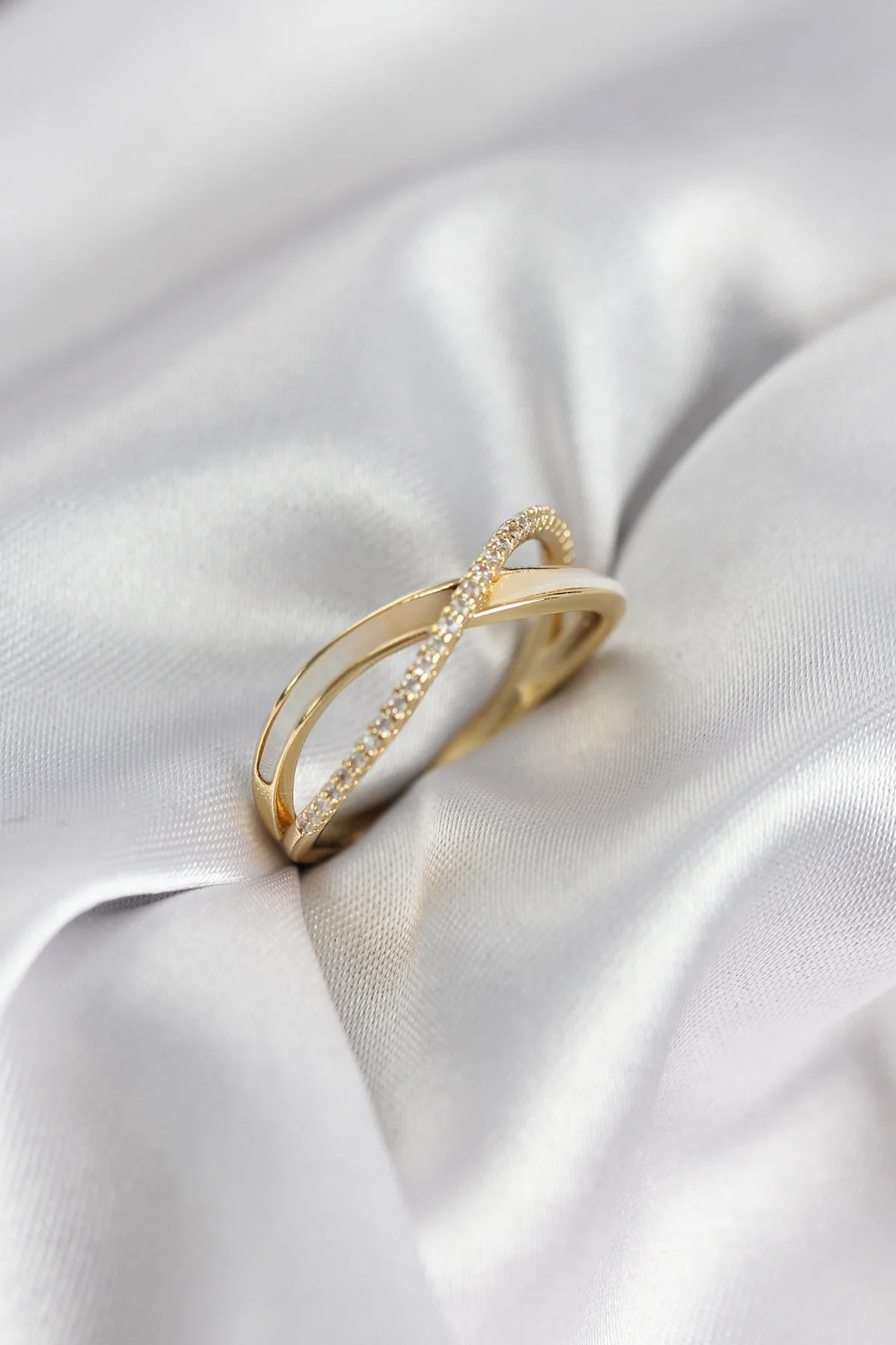 Zirkon Taşlı Sarmal Sedefli Gold Renk Kadın Yüzük