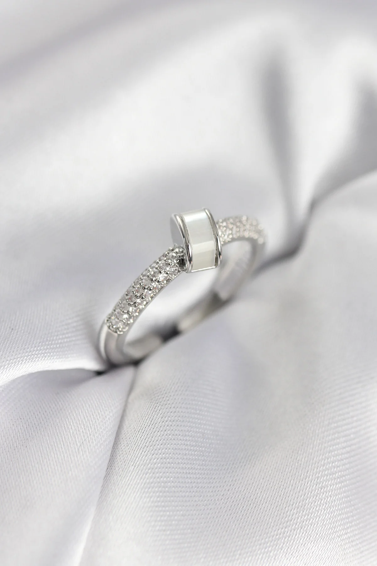 Zirkon Taşlı Sedefli Gümüş Renk Kadın Yüzük