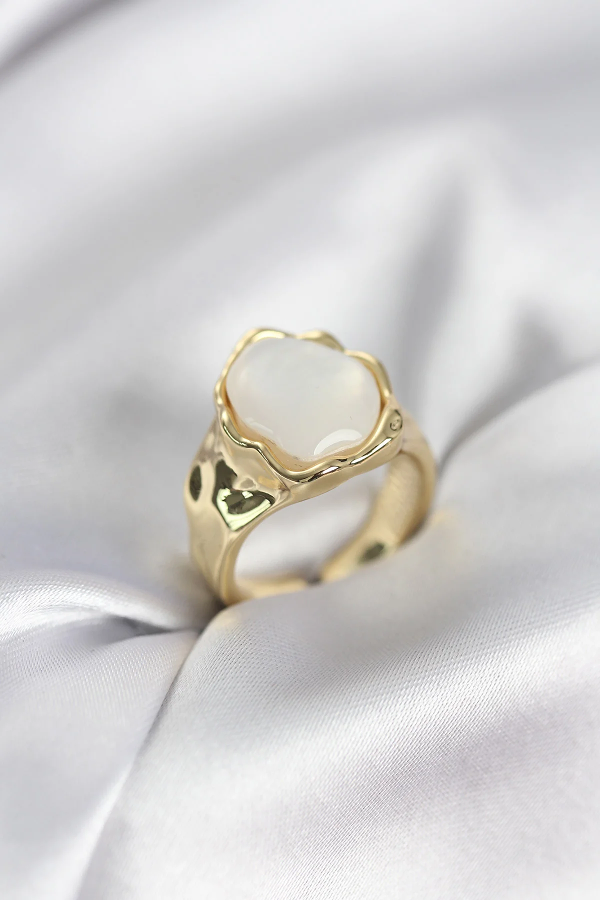 Gold Renk Beyaz Taşlı Vintage Kadın Yüzük