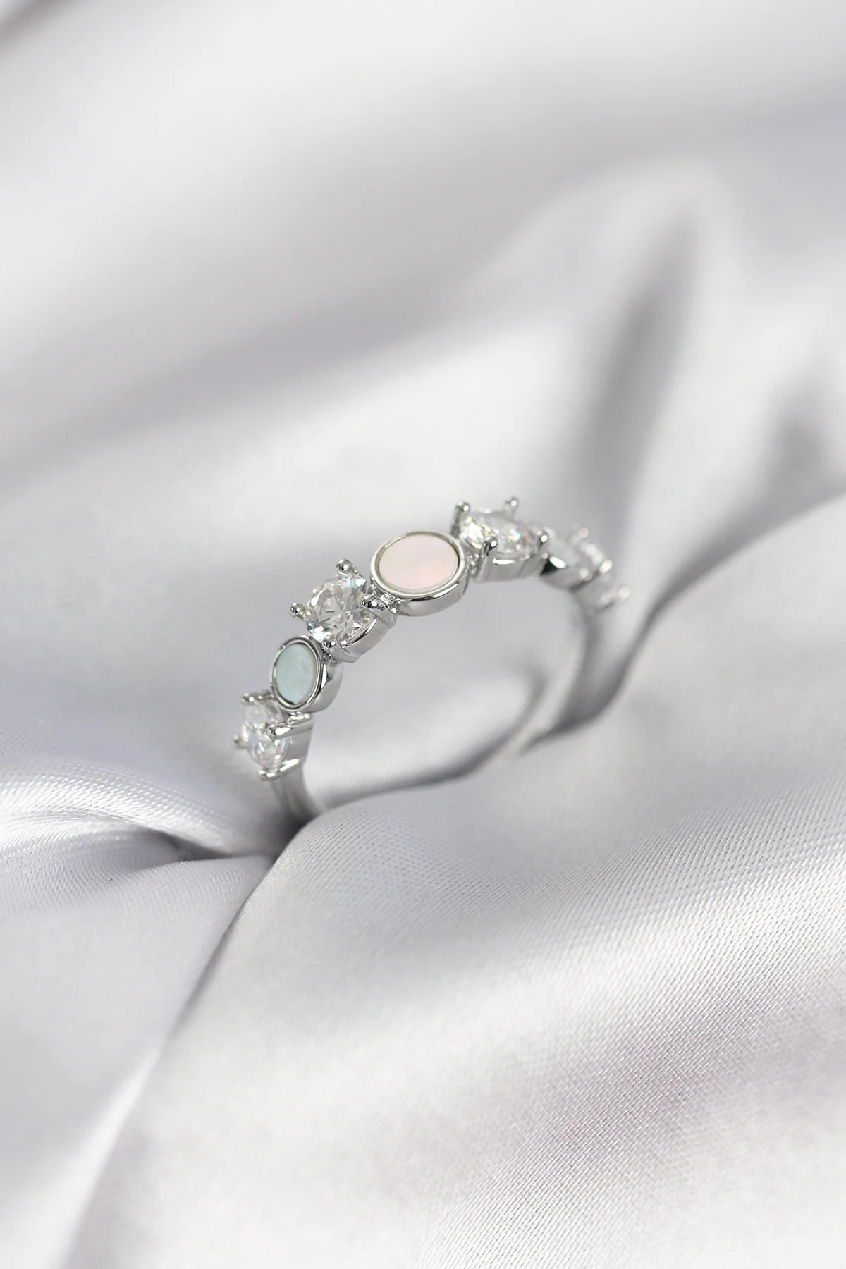 Gümüş Renk Minimal Plaka ve Zirkon Taşlı Kadın Yüzük