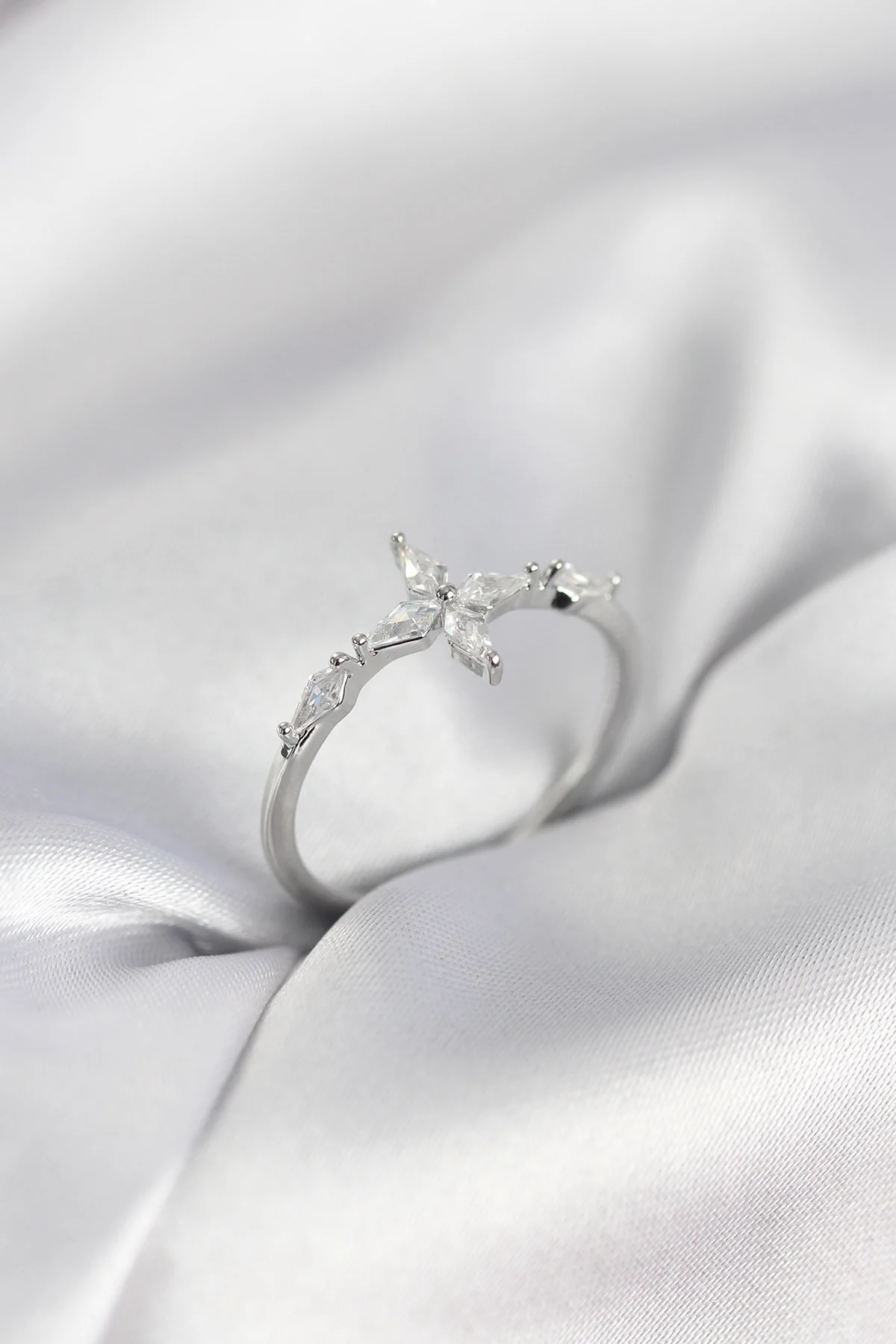 Yıldız Model Zirkon Taşlı Gümüş Renk Kadın Yüzük