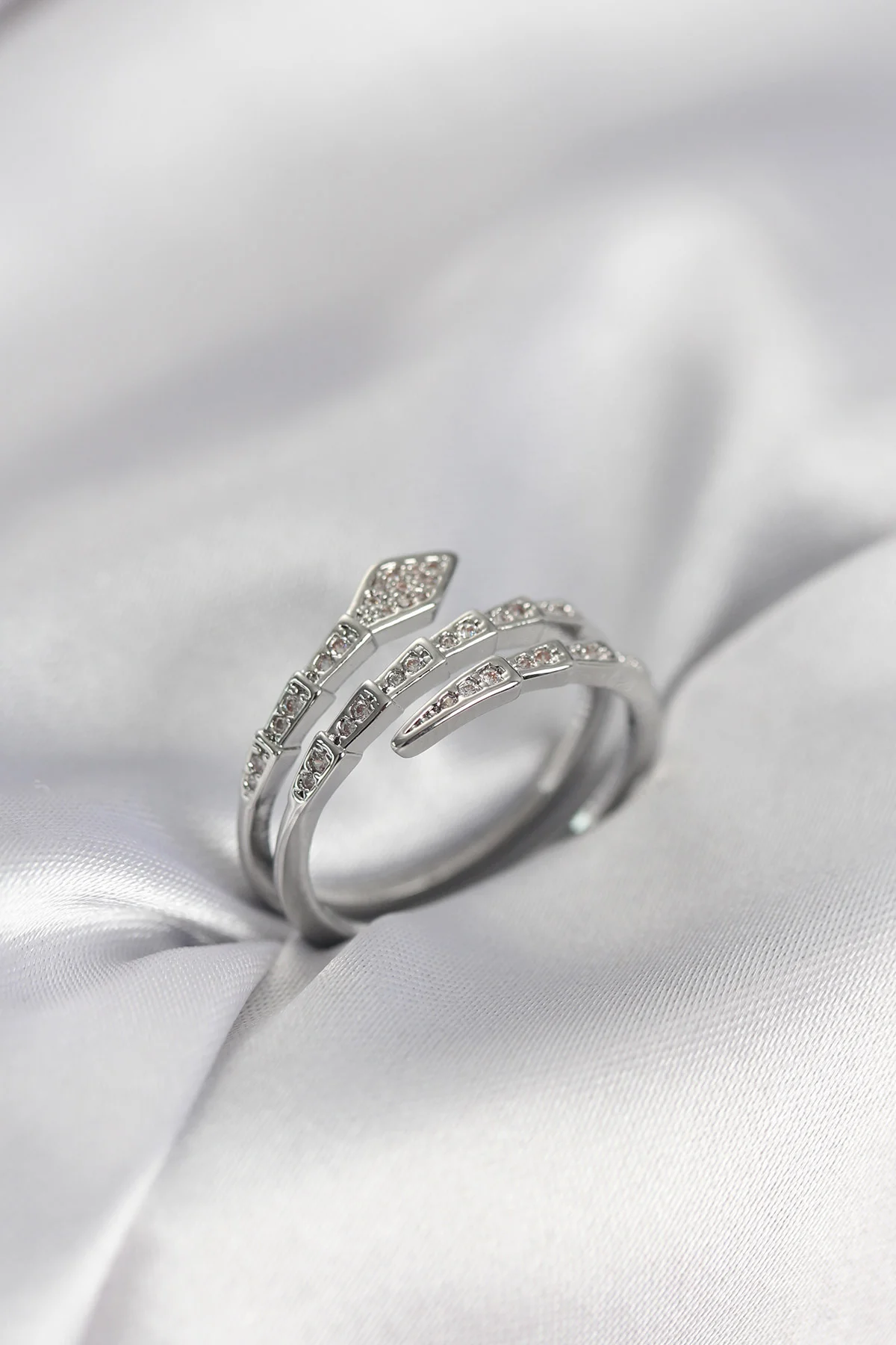 Yılan Model Gümüş Renk Zirkon Taşlı Kadın Yüzük