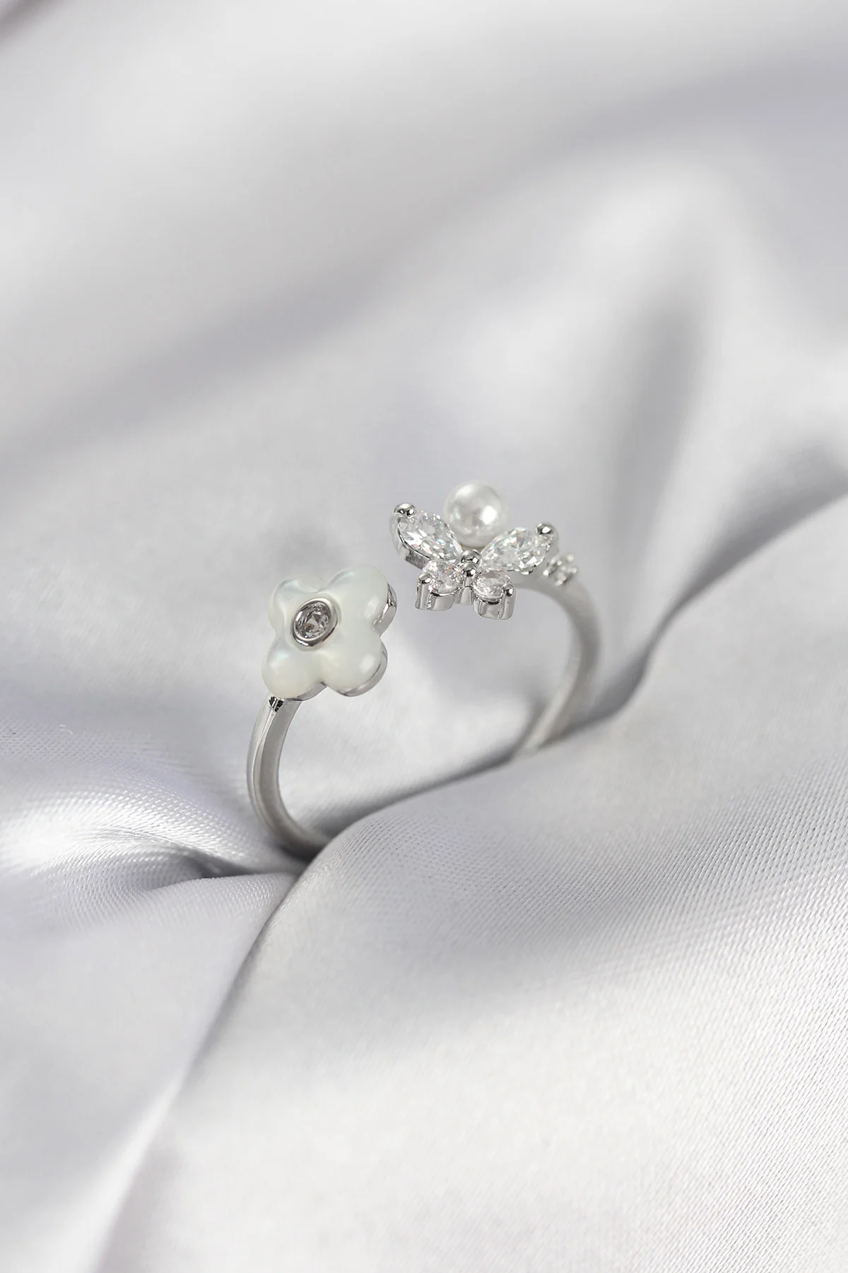 Gümüş Renk Sedefli Çiçek Model Kadın Yüzük