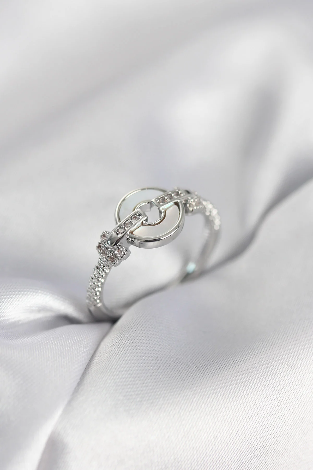 Gümüş Renk Daire Form Sedef ve Zirkon Taşlı Kadın Yüzük