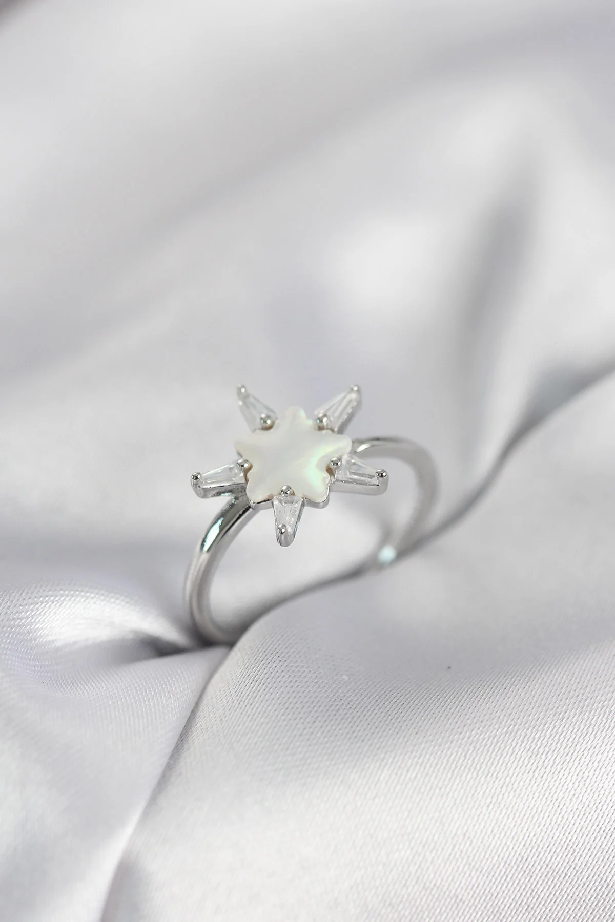 Gümüş Renk Yıldız Model Sedefli Zirkon Taşlı Kadın Yüzük