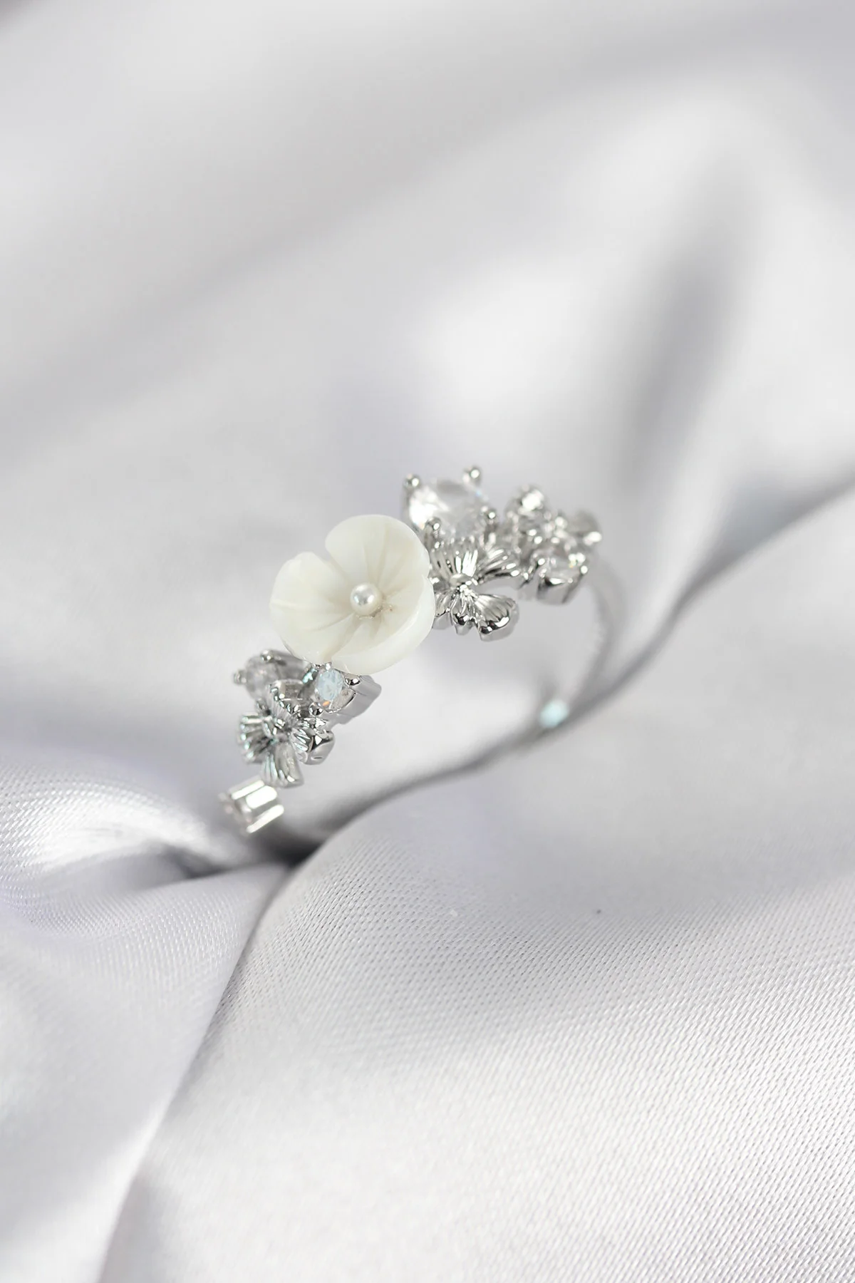 Gümüş Renk Pirinç Çiçek Model Zirkon Taşlı Kadın Yüzük