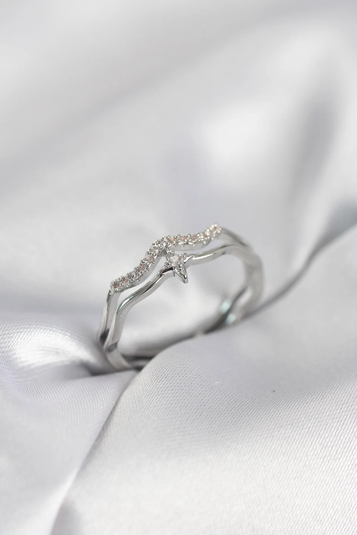 Minimal Yıldız Model Gümüş Renk Zirkon Taşlı Kadın Yüzük