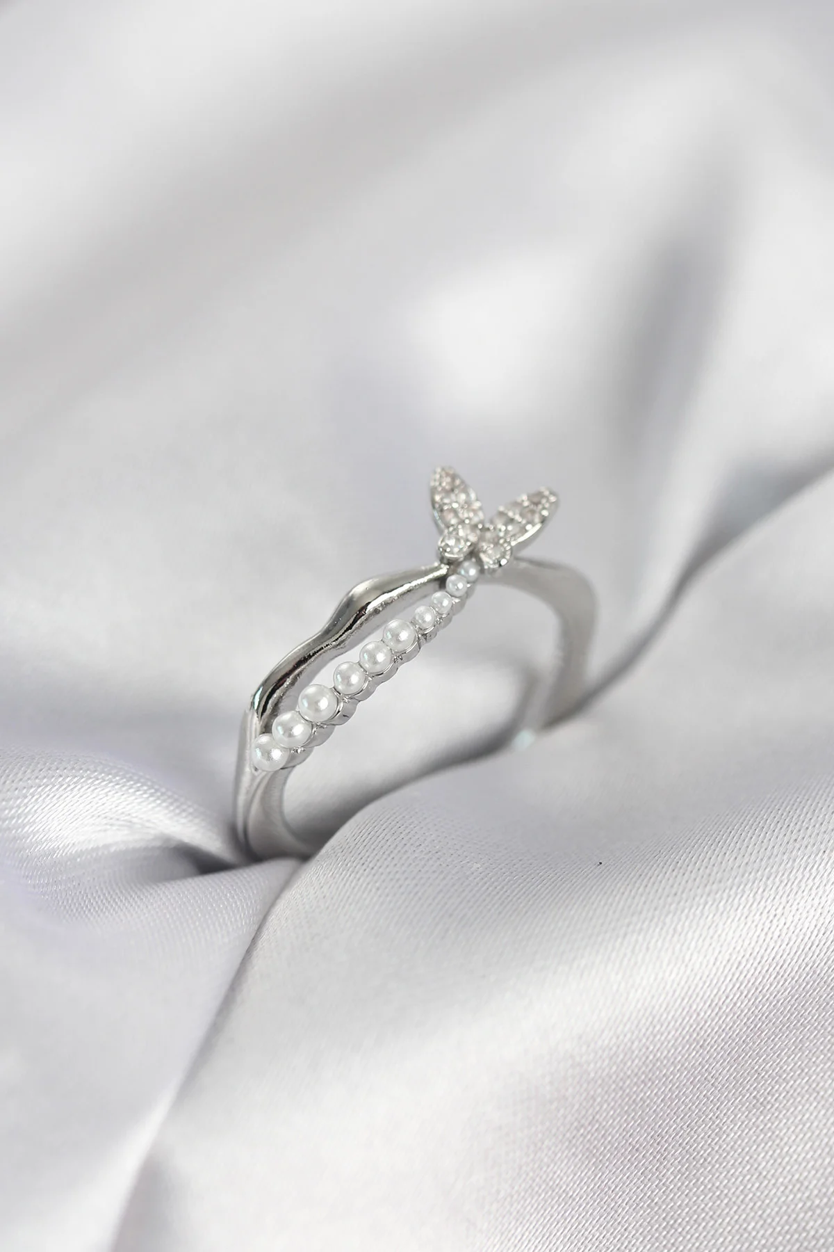 Gümüş Renk Kuyruklu Kelebek Model İncili Kadın Yüzük