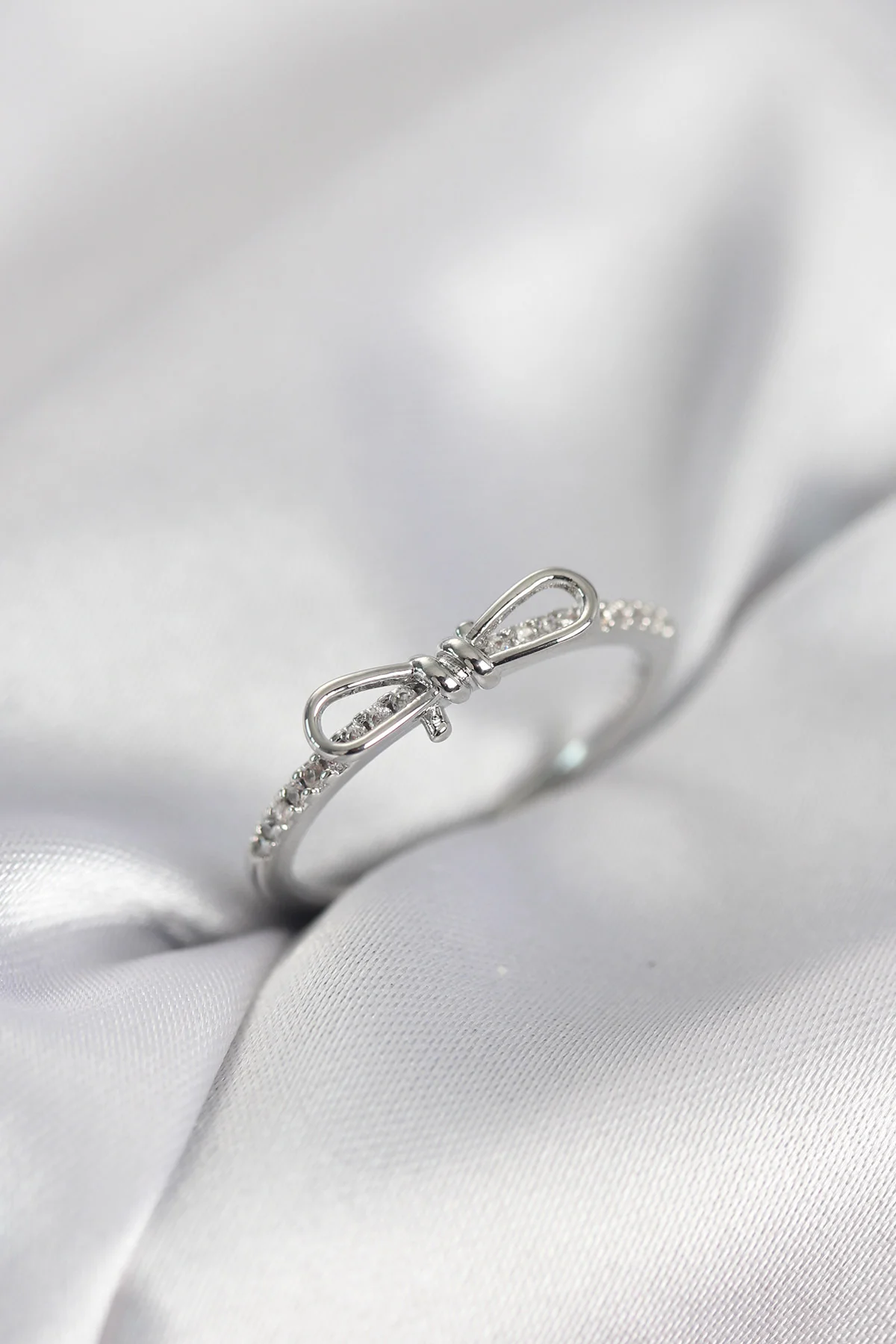 Fiyonk Model Zirkon Taşlı Gümüş Renk Kadın Yüzük