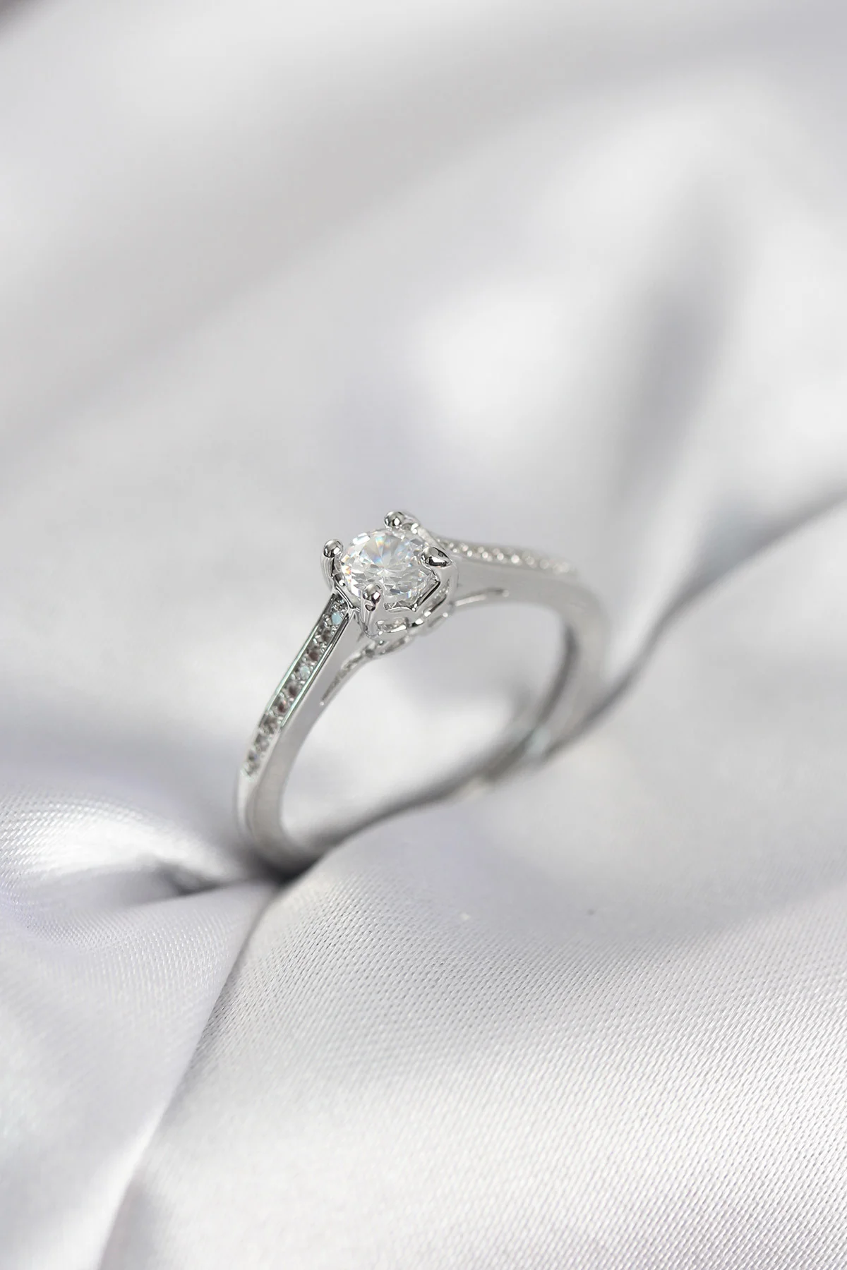 Tek Taş Gümüş Renk Zirkon Taşlı Model Kadın Yüzük