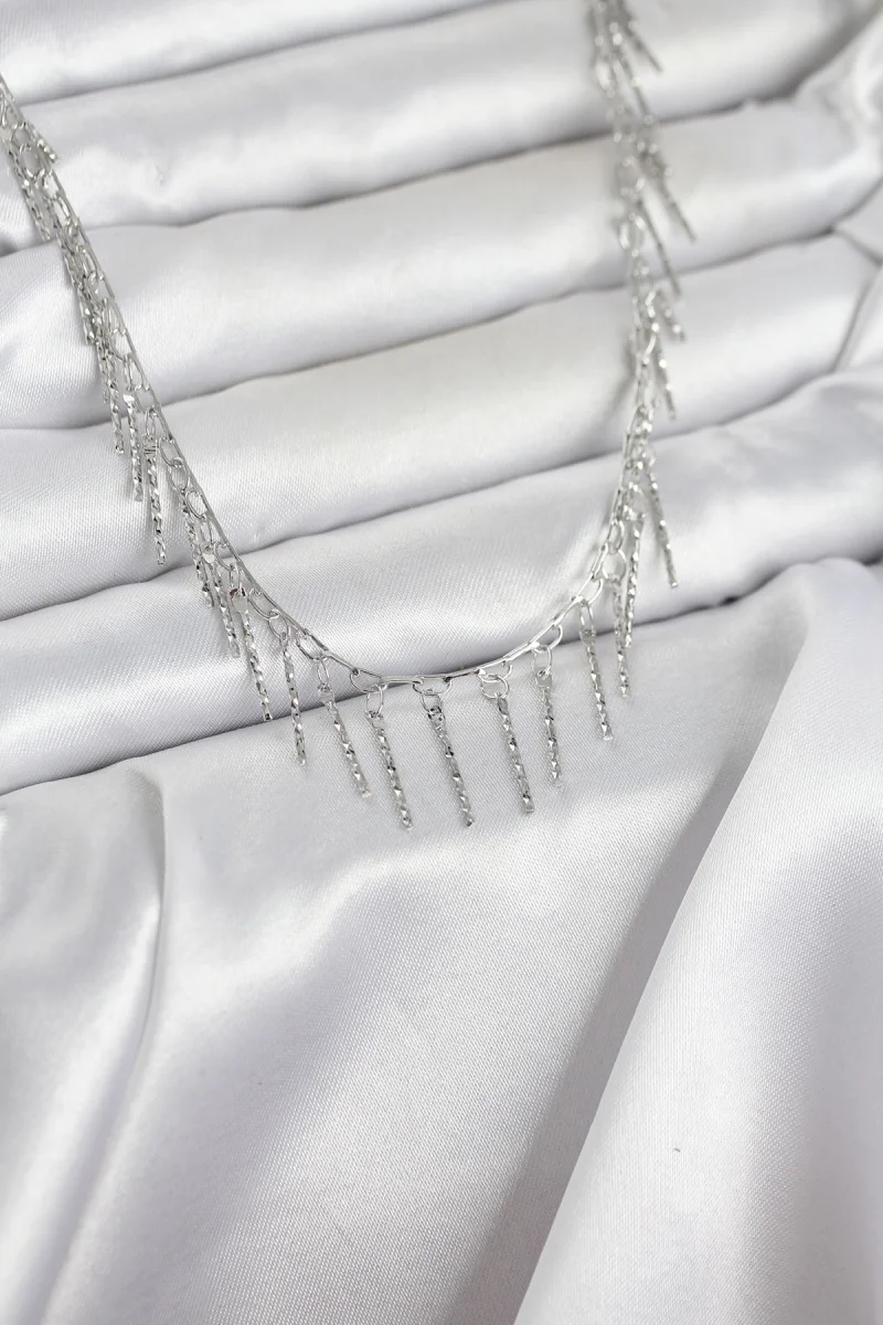 Pirinç Gümüş Renk Saçaklı Model Kadın Kolye