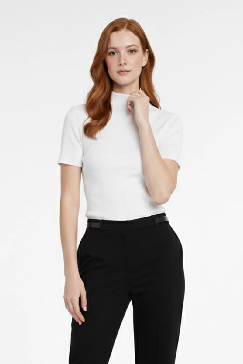 Kadın Beyaz Viskon  Yarım Balıkçı Yaka Kısa Kollu Kompakt Slim Fit Likralı Basic Günlük Body Bluz