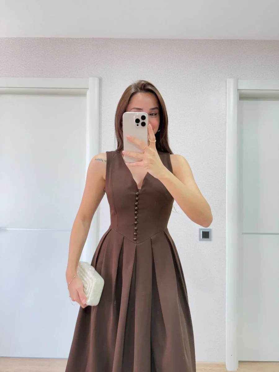 V yaka Krep Arka Ön Pens Detaylı Uzun Kolsuz Elbise- Kahverengi -