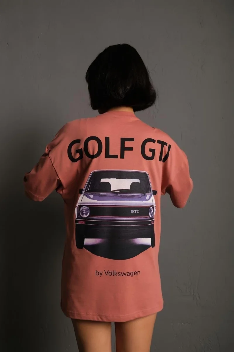 Oversize Baskılı Tişört – Golf GTI Retro Araba Desenli,Gül Kurusu -