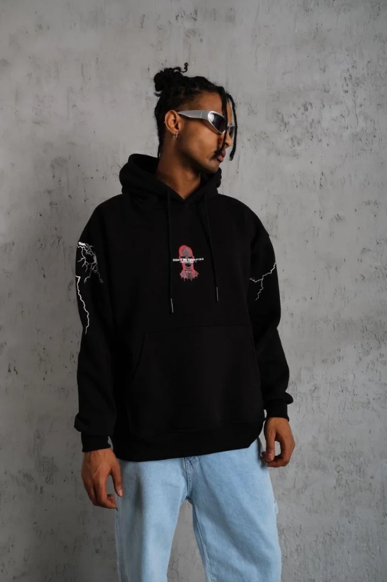 Oversize Üç İplik Kapüşonlu Sweatshirt – Siyah “Don’t Be Terrified” Ön, Sırt ve Kol Baskılı, Kanguru Cepli, Ribanalı Rahat Model- Siyah -