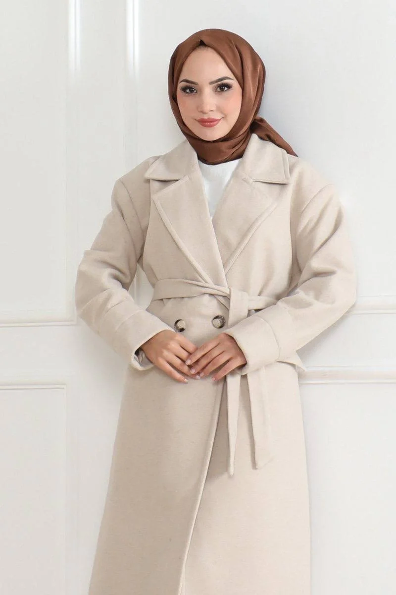 Kaşe Kaban – Uzun Boy Kruvaze Yaka Kuşaklı Tesettür Kaşe Kışlık Kaban, Astarlı Şık Yünlü Dokuma Oversize Rahat Kalıp Cepli Düğmeli Modern Kap Modeli - Bej