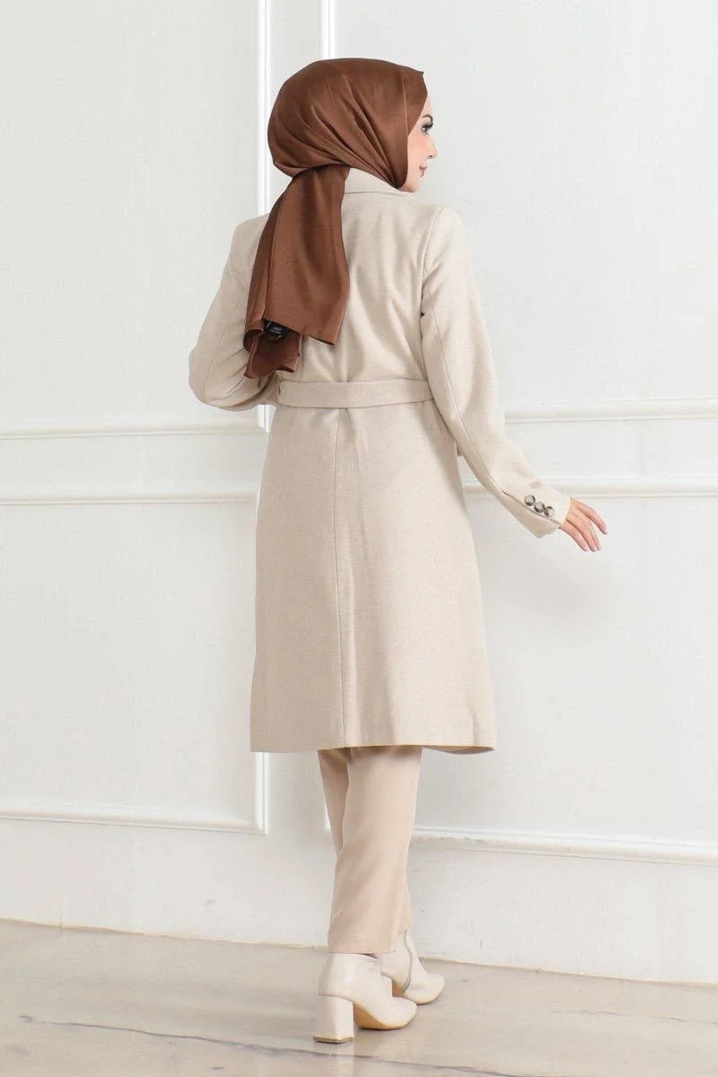 Kaşe Kaban – Uzun Boy Kruvaze Yaka, Kuşaklı Tesettür Kışlık Kaban, Astarlı Şık Yünlü Dokuma Oversize Rahat Kalıp, Cepli Modern Kaşe Mont Modeli - Bej