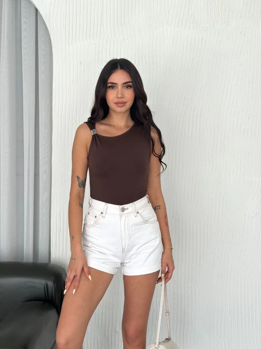 Osy Modal Yumuşak Dokulu Kumaş Bisiklet Yaka Kadın Sıfır Kol Bluz Omuz Toka Aksesuar Detaylı - Kahverengi