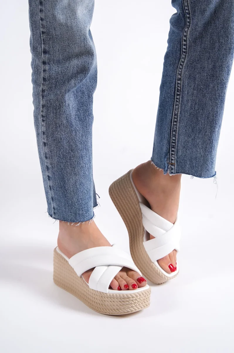 JOYMIX Dolgu Topuklu Ortopedik Taban Hasır Görünümlü Kadın Terlik CKT - Beyaz