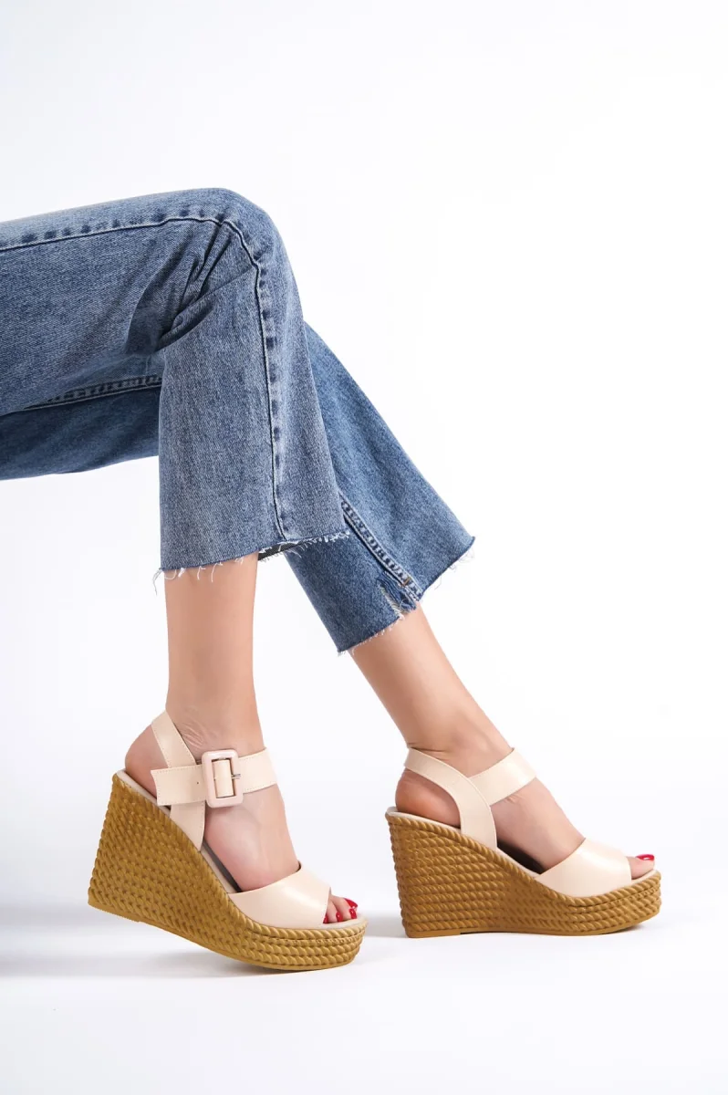 PERLA Tokalı Lastikli Dolgu Topuklu Ortopedik Taban Hasır Görünümlü Kadın Sandalet CKT - Ten