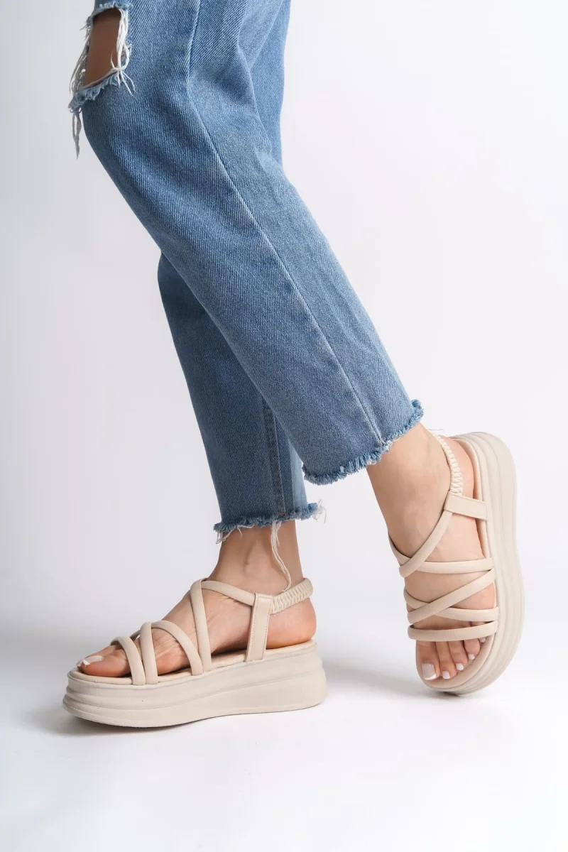 BELLA Lastikli Şerit Detaylı Ortopedik Taban Kadın Sandalet CKT - Krem