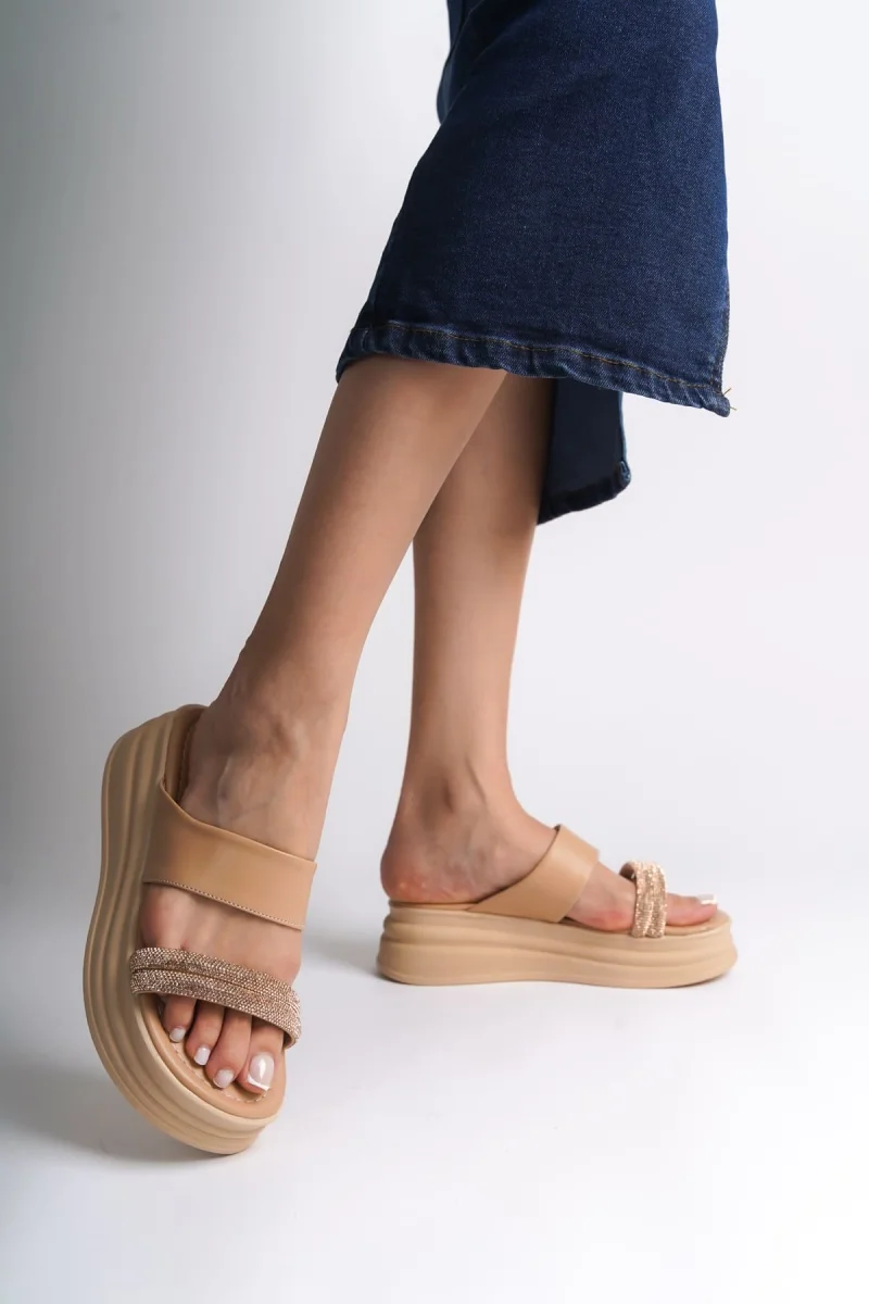 SARAH Düz Topuklu Taşlı Şeritli Kalın ve Ortopedik Taban Kadın Terlik CTT - Ten