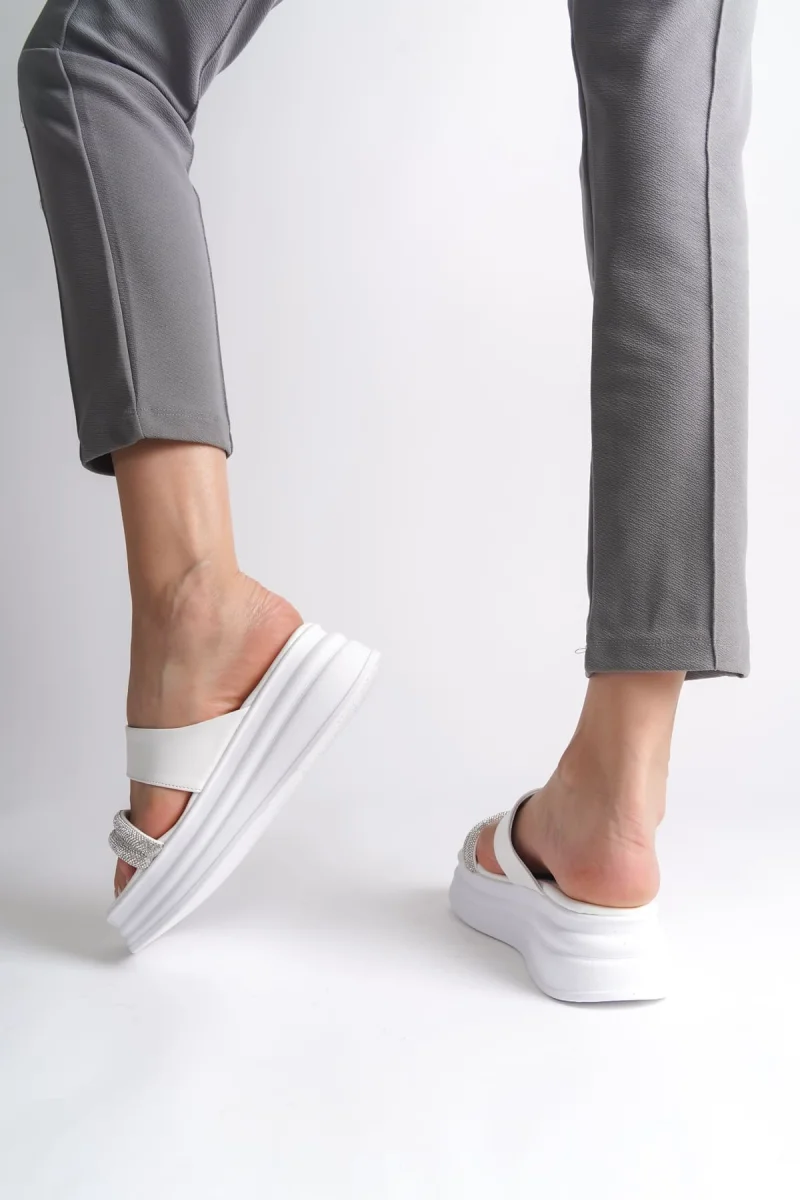 SARAH Düz Topuklu Taşlı Şeritli Kalın ve Ortopedik Taban Kadın Terlik  CBT - Beyaz