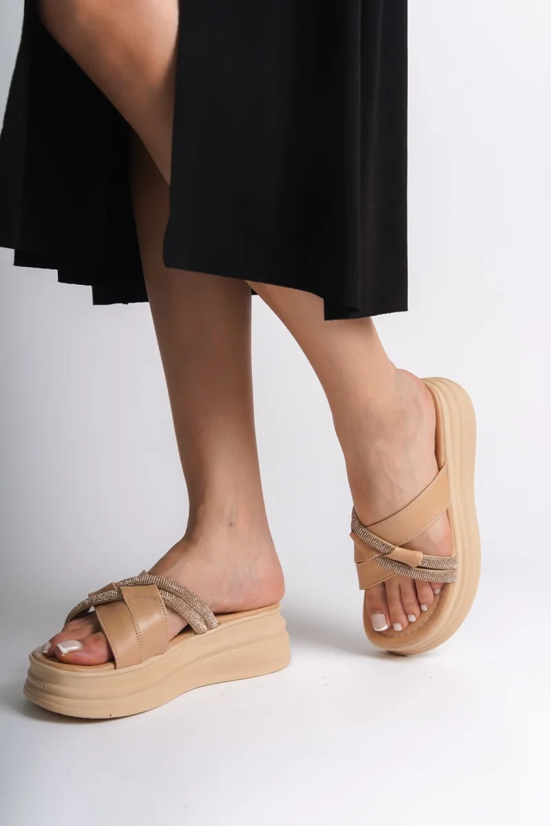 RUBY Düz Topuklu Taşlı Çapraz Şeritli Kalın ve Ortopedik Taban Kadın Terlik  CTT - Ten