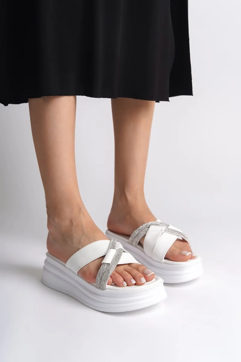 RUBY Düz Topuklu Taşlı Çapraz Şeritli Kalın ve Ortopedik Taban Kadın Terlik  CBT - Beyaz