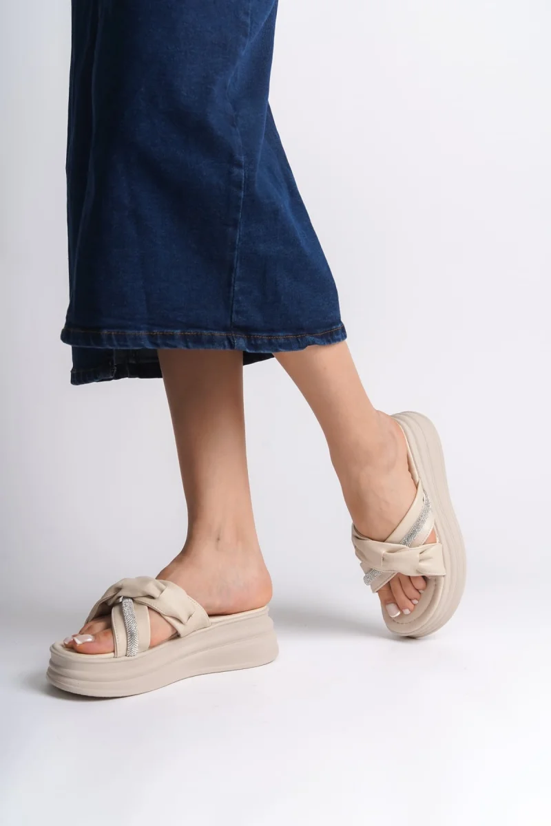 CLARA Düz Topuklu Kurdele Desenli Taşlı Kalın ve Ortopedik Taban Kadın Terlik  CKT - Krem