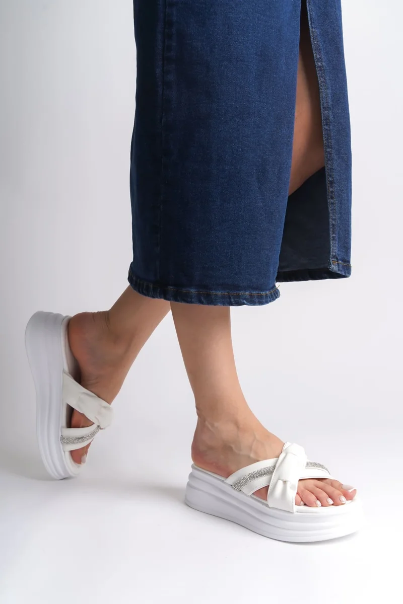 CLARA Düz Topuklu Kurdele Desenli Taşlı Kalın ve Ortopedik Taban Kadın Terlik  CBT - Beyaz