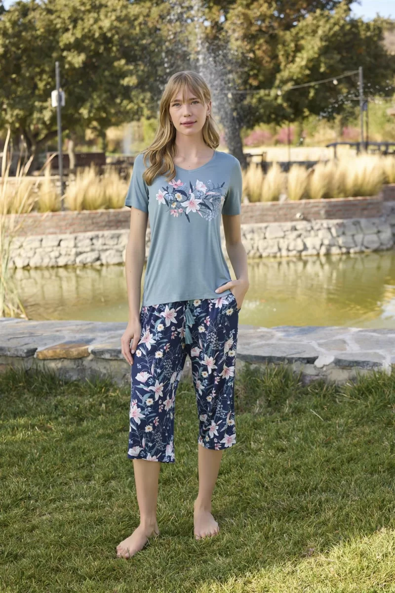 Çiçek Ve Yaprak Desenli Ve Baskılı Kapri Takımı